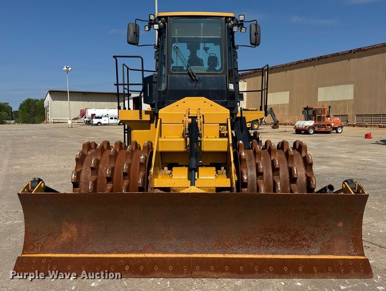 image for item DW1895 2018 Caterpillar 815K soil compactor