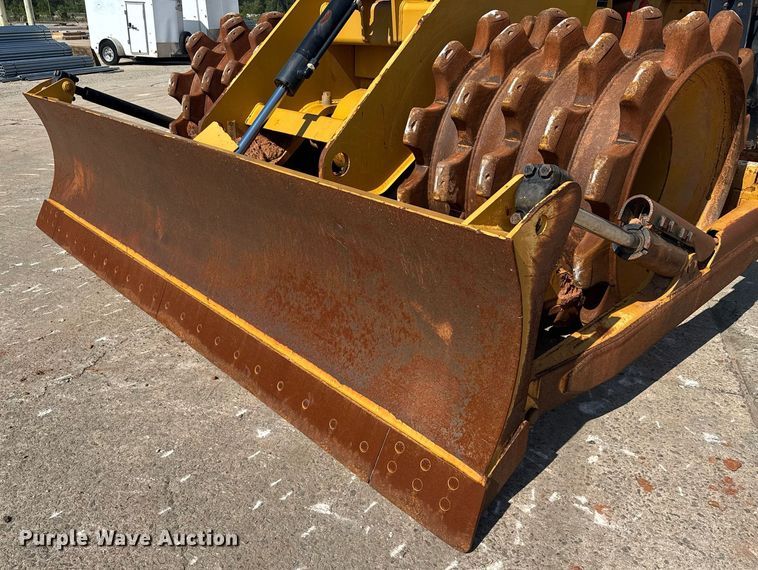 image for item DW1895 2018 Caterpillar 815K soil compactor