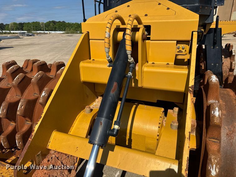 image for item DW1895 2018 Caterpillar 815K soil compactor