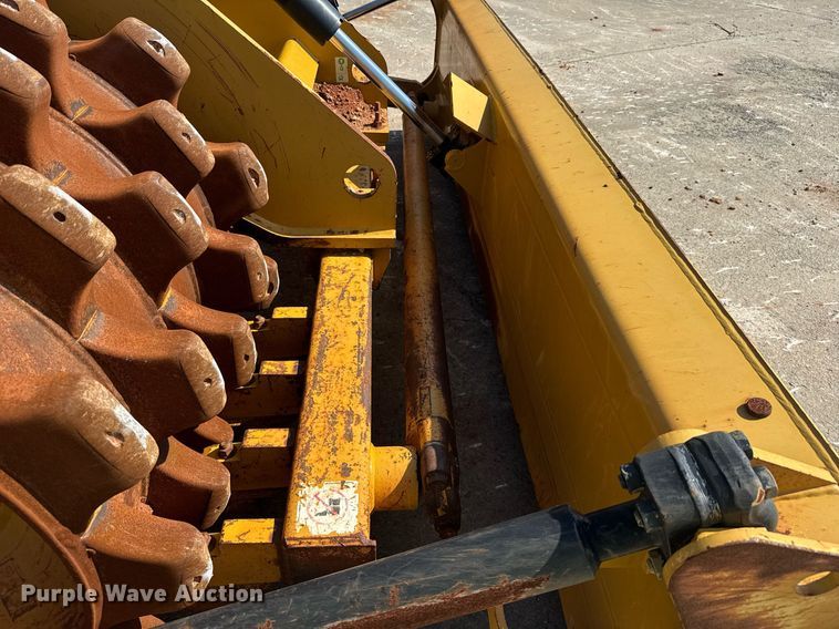 image for item DW1895 2018 Caterpillar 815K soil compactor