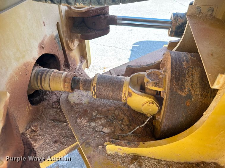 image for item DW1895 2018 Caterpillar 815K soil compactor