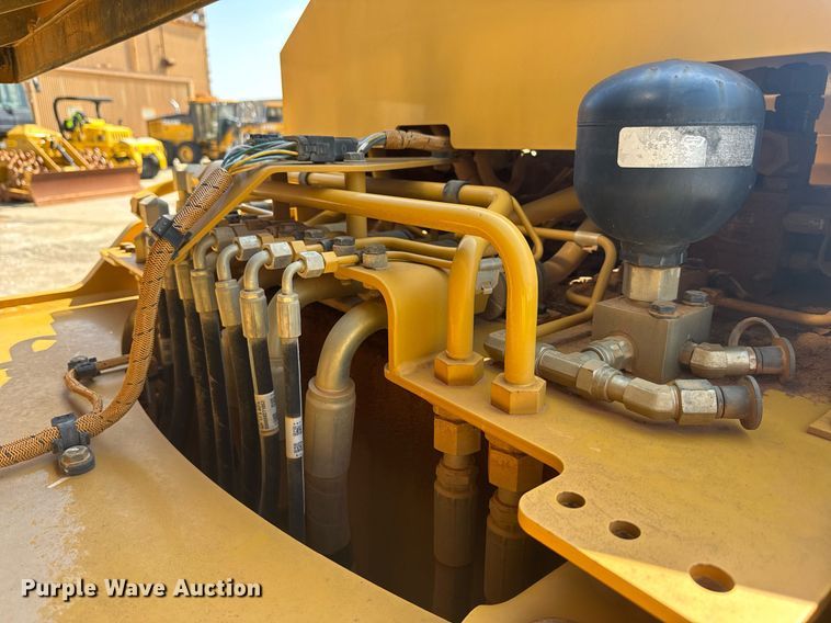 image for item DW1895 2018 Caterpillar 815K soil compactor