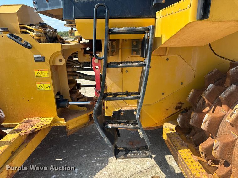 image for item DW1895 2018 Caterpillar 815K soil compactor