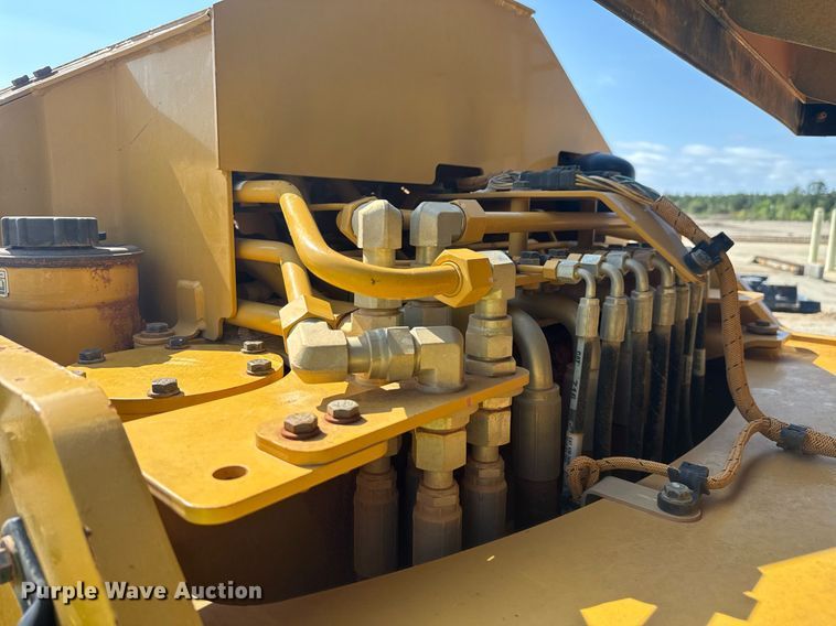 image for item DW1895 2018 Caterpillar 815K soil compactor