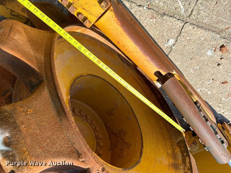 image for item DW1895 2018 Caterpillar 815K soil compactor