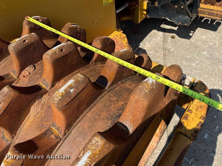 image for item DW1895 2018 Caterpillar 815K soil compactor