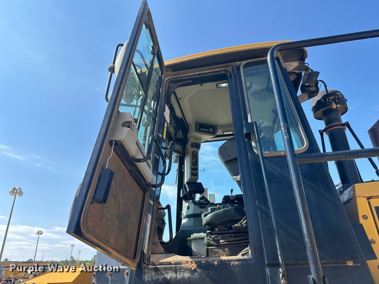 image for item DW1895 2018 Caterpillar 815K soil compactor