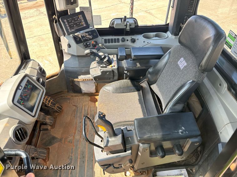 image for item DW1895 2018 Caterpillar 815K soil compactor