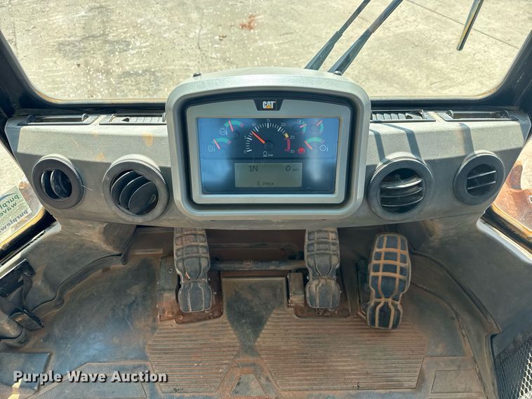 image for item DW1895 2018 Caterpillar 815K soil compactor