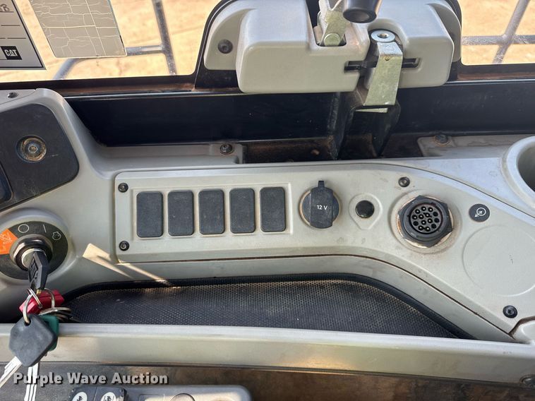 image for item DW1895 2018 Caterpillar 815K soil compactor