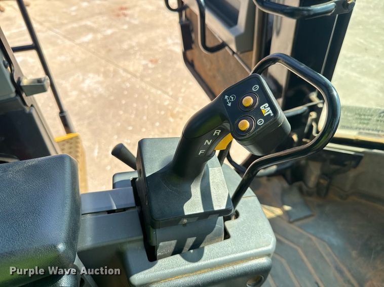 image for item DW1895 2018 Caterpillar 815K soil compactor