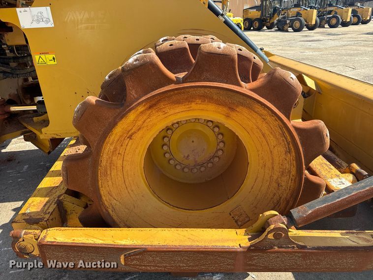 image for item DW1895 2018 Caterpillar 815K soil compactor