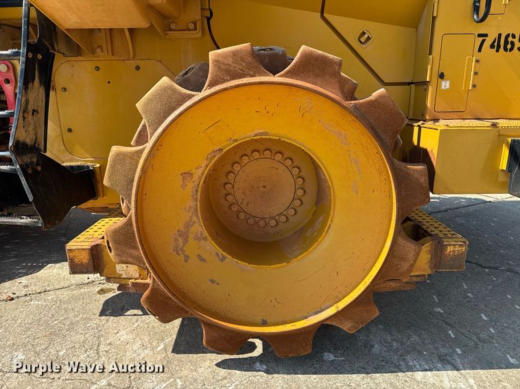 image for item DW1895 2018 Caterpillar 815K soil compactor