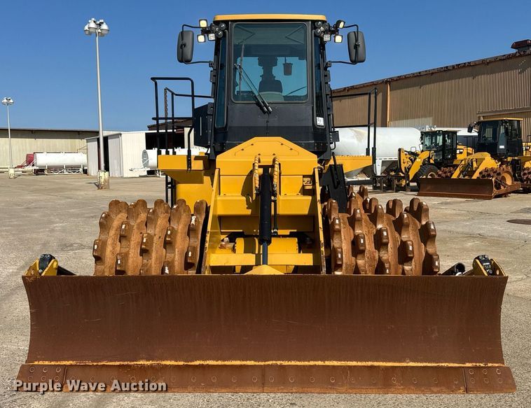 image for item DW1896 2018 Caterpillar 815K soil compactor