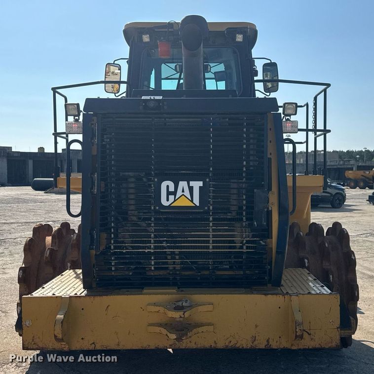 image for item DW1896 2018 Caterpillar 815K soil compactor