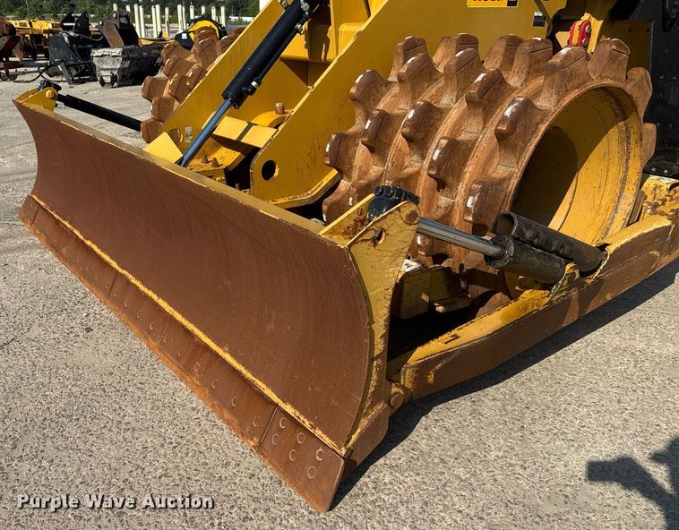 image for item DW1896 2018 Caterpillar 815K soil compactor
