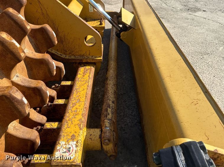 image for item DW1896 2018 Caterpillar 815K soil compactor