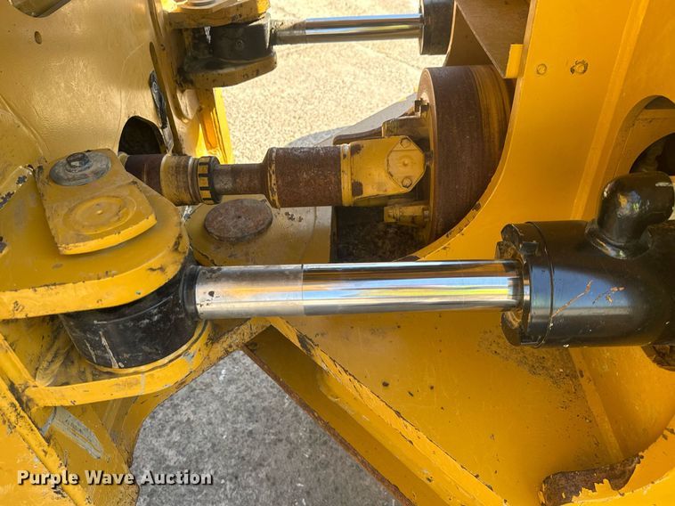 image for item DW1896 2018 Caterpillar 815K soil compactor