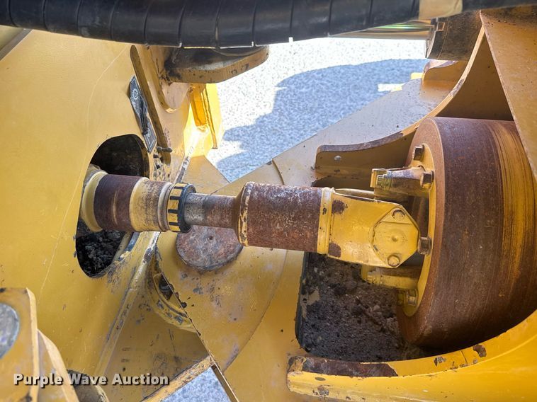 image for item DW1896 2018 Caterpillar 815K soil compactor