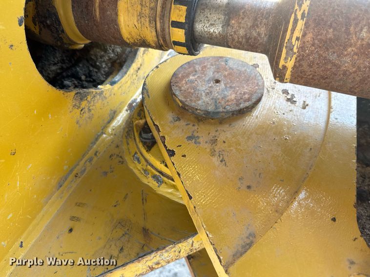 image for item DW1896 2018 Caterpillar 815K soil compactor