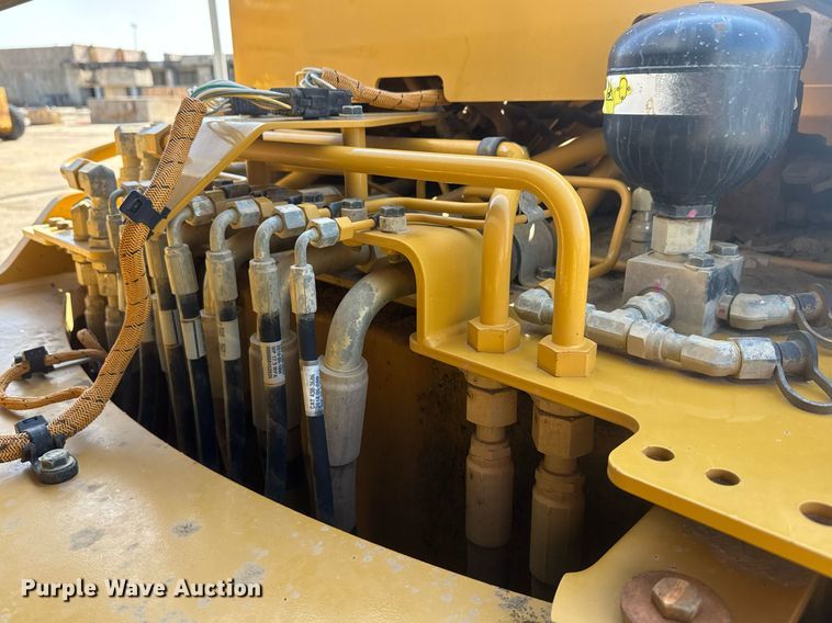 image for item DW1896 2018 Caterpillar 815K soil compactor