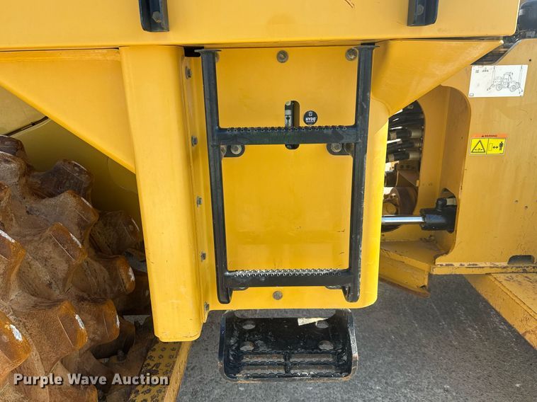 image for item DW1896 2018 Caterpillar 815K soil compactor