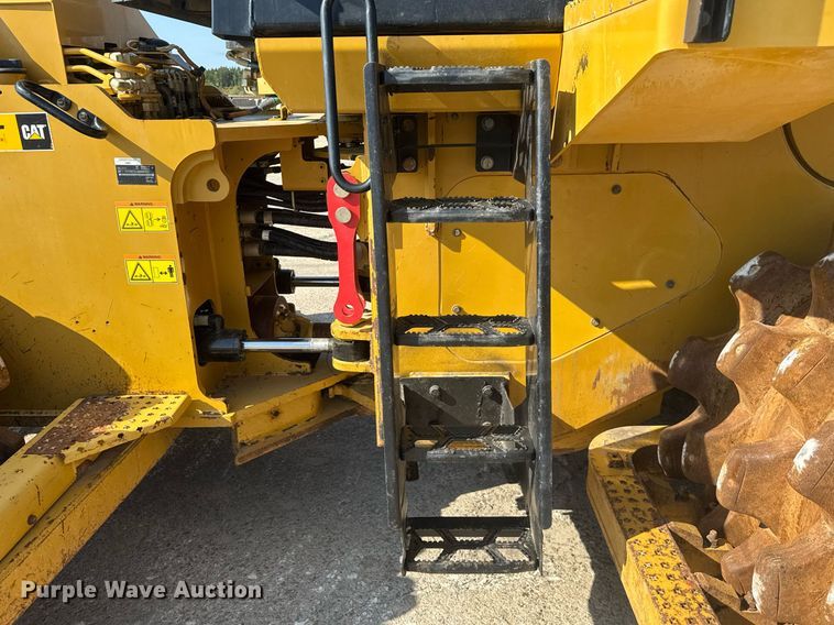 image for item DW1896 2018 Caterpillar 815K soil compactor