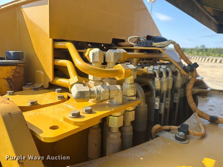 image for item DW1896 2018 Caterpillar 815K soil compactor