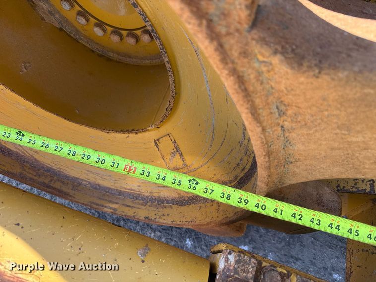 image for item DW1896 2018 Caterpillar 815K soil compactor