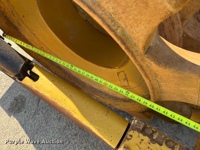 image for item DW1896 2018 Caterpillar 815K soil compactor