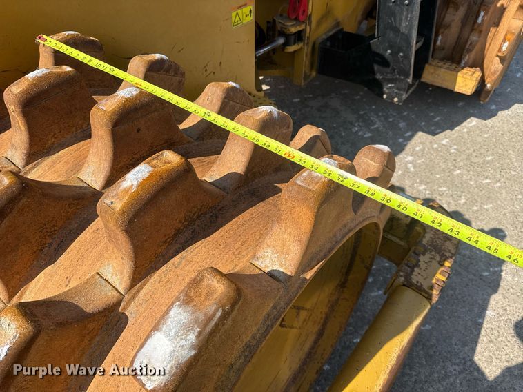 image for item DW1896 2018 Caterpillar 815K soil compactor