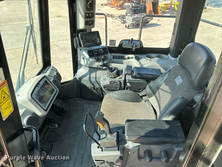 image for item DW1896 2018 Caterpillar 815K soil compactor