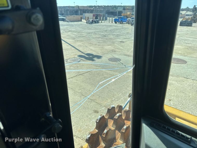 image for item DW1896 2018 Caterpillar 815K soil compactor