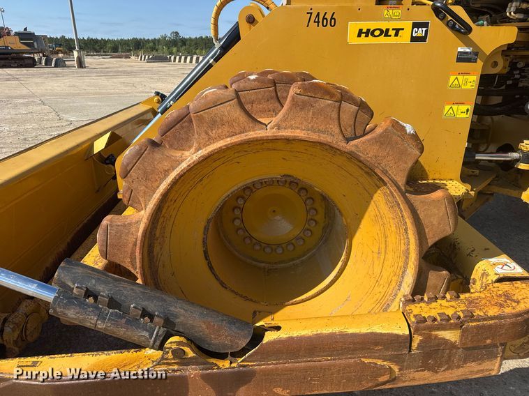 image for item DW1896 2018 Caterpillar 815K soil compactor