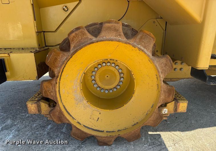 image for item DW1896 2018 Caterpillar 815K soil compactor