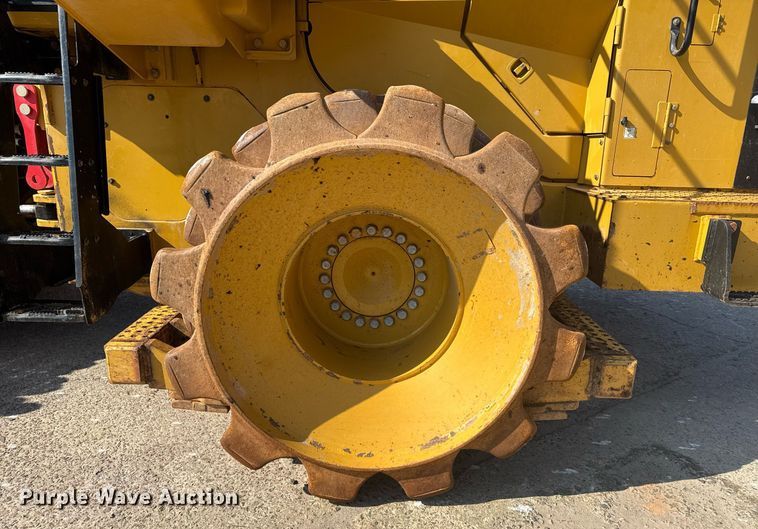 image for item DW1896 2018 Caterpillar 815K soil compactor