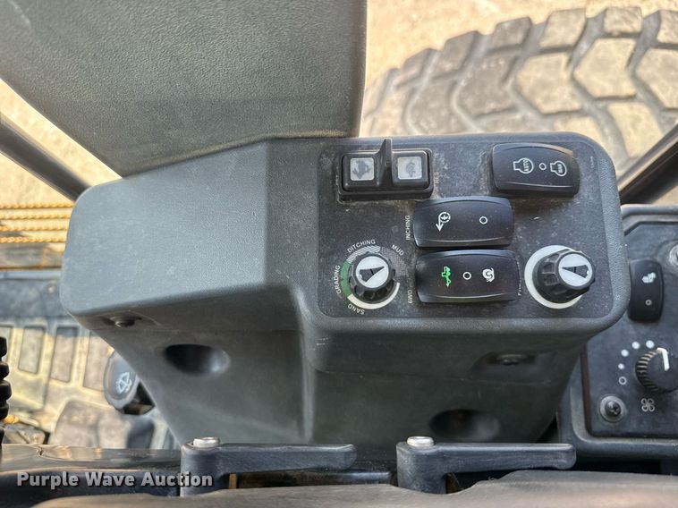 image for item DW1897 2018 John Deere 872G motor grader