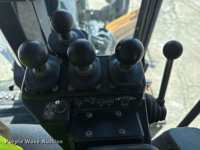 image for item DW1897 2018 John Deere 872G motor grader