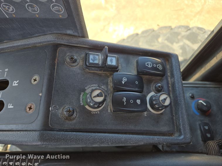 image for item EC3529 2013 John Deere 772G motor grader