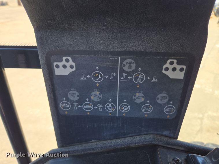 image for item EC3529 2013 John Deere 772G motor grader