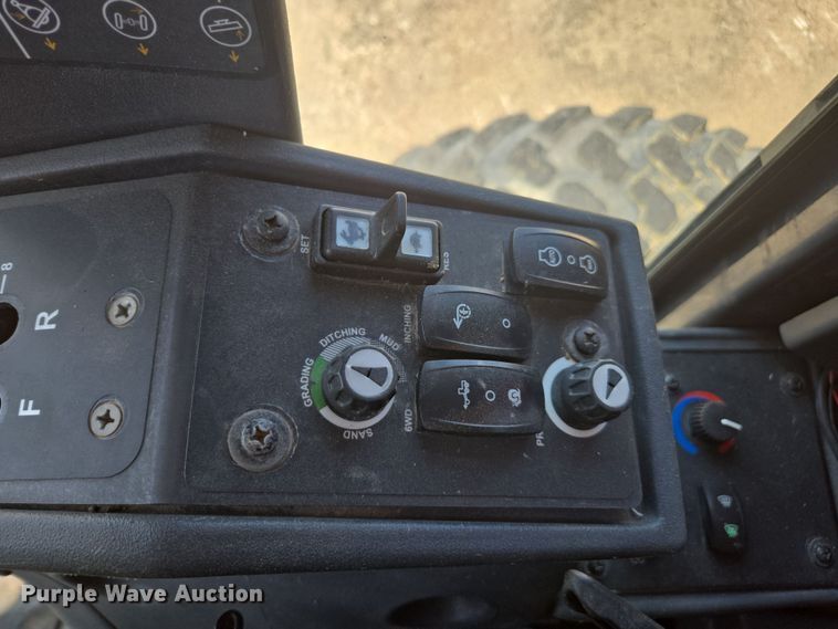 image for item EC3530 2015 John Deere 772G motor grader