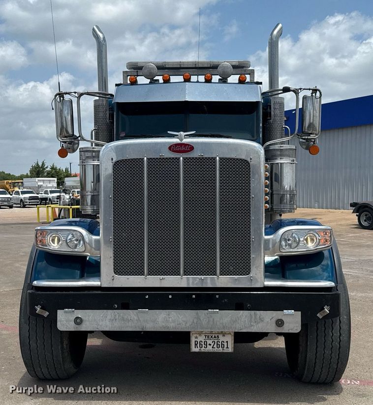 image for item ED5658 2022 Peterbilt 389 semi truck