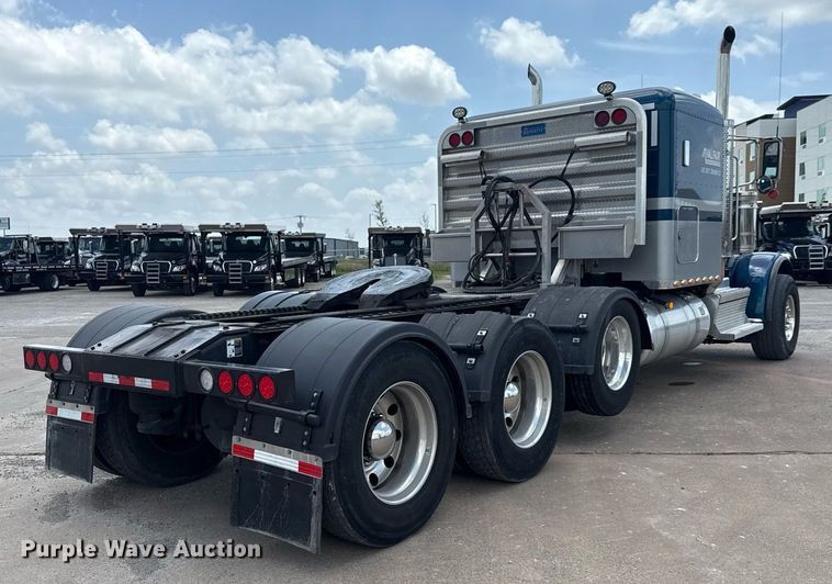 image for item ED5658 2022 Peterbilt 389 semi truck