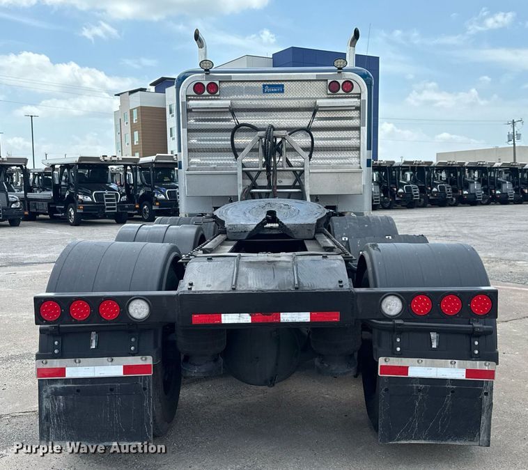 image for item ED5658 2022 Peterbilt 389 semi truck