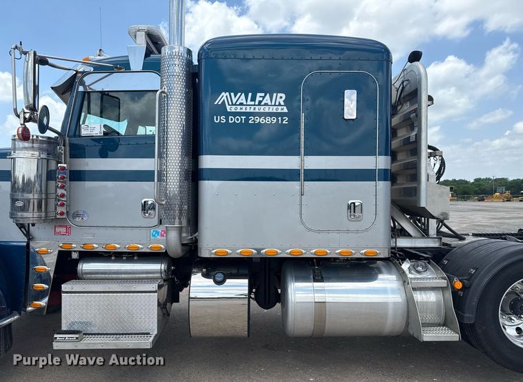 image for item ED5658 2022 Peterbilt 389 semi truck