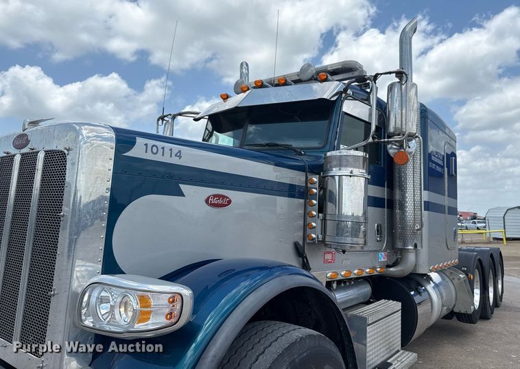 image for item ED5658 2022 Peterbilt 389 semi truck