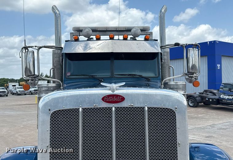 image for item ED5658 2022 Peterbilt 389 semi truck