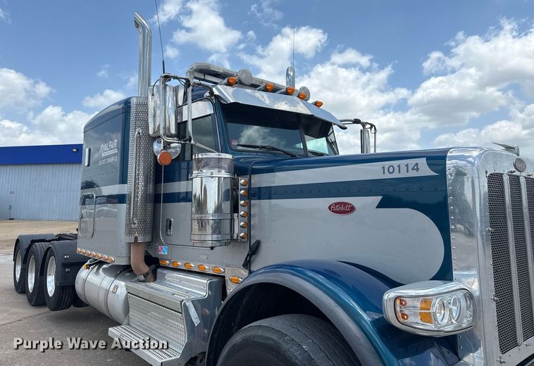 image for item ED5658 2022 Peterbilt 389 semi truck