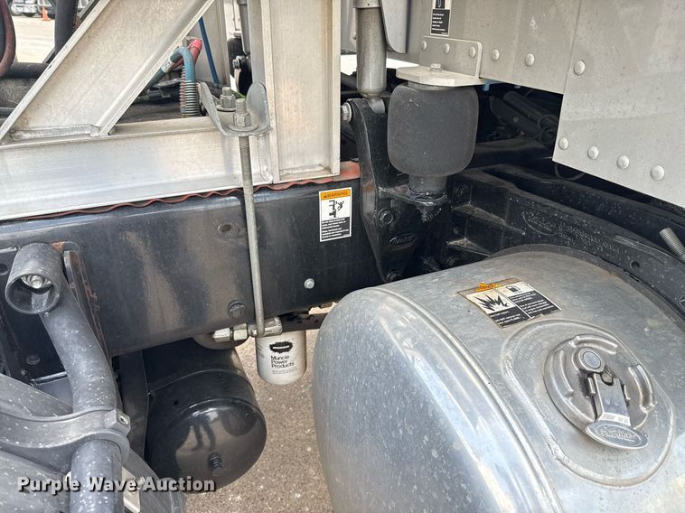 image for item ED5658 2022 Peterbilt 389 semi truck