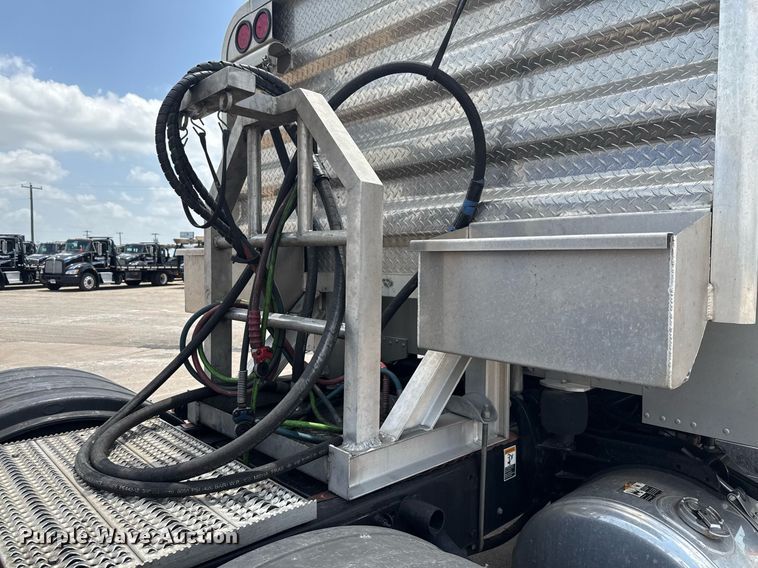 image for item ED5658 2022 Peterbilt 389 semi truck